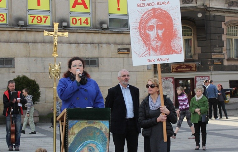 Na bielskim placu Chrobrego członkowie Neokatechumenatu odważnie mówią o swoim spotkaniu ze Zmartwychwstałym Jezusem