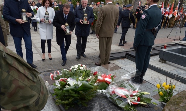 Ofiary zbrodni katyńskiej uczcili prezydent Radosław Witkowski i jego zastępcy