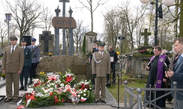 Uroczystości rozpoczęły się pod pomnikiem ofiar zbrodni katyńskiej na cmentarzu rzymskokatolickim przy ul. Limanowskiego
