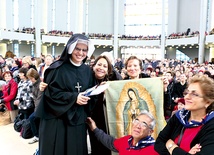  Pielgrzymi z Meksyku przywieźli ze sobą wizerunek Matki Bożej z Guadalupe. Po Łagiewnikach oprowadzała ich s. Gaudia ZMBM