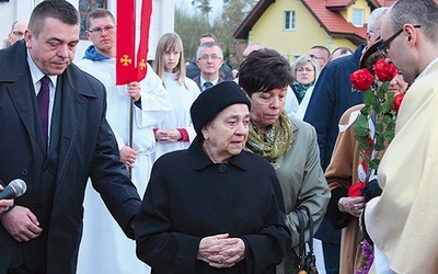  Po Mszy św. abp Edmund Piszcz poświęcił tablicę upamiętniającą bp. Tadeusza Płoskiego. Na uroczystości obecna była matka biskupa, Kazimiera Płoska