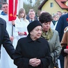  Po Mszy św. abp Edmund Piszcz poświęcił tablicę upamiętniającą bp. Tadeusza Płoskiego. Na uroczystości obecna była matka biskupa, Kazimiera Płoska