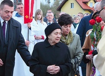  Po Mszy św. abp Edmund Piszcz poświęcił tablicę upamiętniającą bp. Tadeusza Płoskiego. Na uroczystości obecna była matka biskupa, Kazimiera Płoska