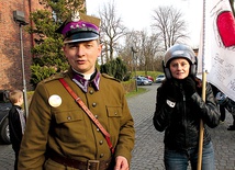 Ks. Rafał Przybyła w mundurze III Pułku Ułanów Śląskich i Jolanta Polednik, która wzięła udział we wszystkich etapach sztafety