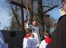Modlitwie przy krzyżu przewodniczył proboszcz,  o. Tymoteusz Olsiński OFM