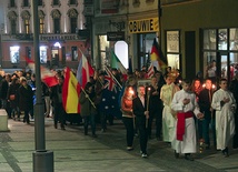 Młodzi idą za Najświętszym Sakramentem ulicą Sobieskiego  – w drodze z kościoła MB Bolesnej  do bazyliki św. Antoniego