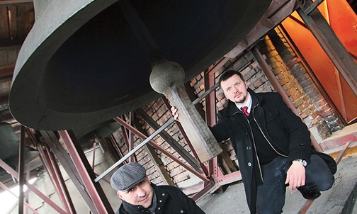  Ks. Leszek Makówka (z lewej) i Michał Bartlik przy dzwonach  nad szczytem katedry 