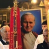  Drogę Krzyżową w okresie wielkanocnym zastępuje Droga Światła – nabożeństwo, które przypomniał Kościołowi  św. Jan Paweł II. Na zdjęciu Via Lucis w Sierpcu