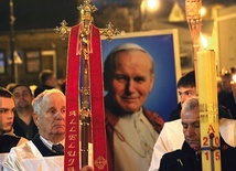  Drogę Krzyżową w okresie wielkanocnym zastępuje Droga Światła – nabożeństwo, które przypomniał Kościołowi  św. Jan Paweł II. Na zdjęciu Via Lucis w Sierpcu