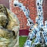  Krzyż katyński, złamana brzoza i 96 płonących pochodni w Przasnyszu były wymowną scenerią spotkania w rocznicę katastrofy smoleńskiej