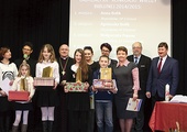  Laureaci 20. Konkursu Wiedzy Biblijnej z opiekunami i organizatorami. Od lewej: Ania i Agnieszka Bolik