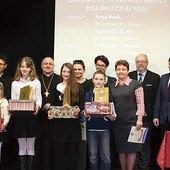  Laureaci 20. Konkursu Wiedzy Biblijnej z opiekunami i organizatorami. Od lewej: Ania i Agnieszka Bolik