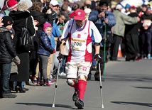 W biegu uczestniczył maratończyk z amputowanymi nogami.  Dobiegł do mety i udowodnił, że można pokonać każdą granicę
