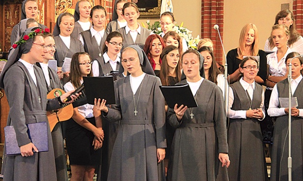  Wspólnota salezjanek uczestniczy w życiu parafii