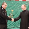  Po lewej ks. Sebastian Antosik, nowy duszpasterz sportowców diecezji łowickiej. Gratuluje mu dotychczasowy duszpasterz ks. Łukasz Antczak