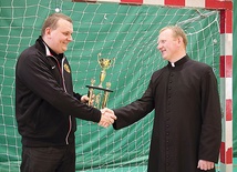  Po lewej ks. Sebastian Antosik, nowy duszpasterz sportowców diecezji łowickiej. Gratuluje mu dotychczasowy duszpasterz ks. Łukasz Antczak