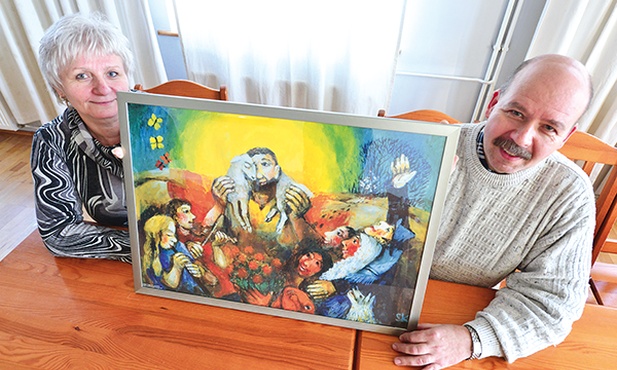  – Nawet na korytarzach domu rekolekcyjnego ocieraliśmy się o zachętę do kontemplacji tajemnic tych dni – mówią państwo Smugarzewscy, prezentując obraz Dobrego Pasterza