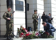  Kwiaty pod tablicą w Radomiu składa Leszek Ruszczyk, wicemarszałek województwa mazowieckiego 