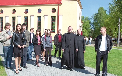  Młodzież z parafii w Nowej Wilejce ze swoim proboszczem ks. Wojciechem Górlickim