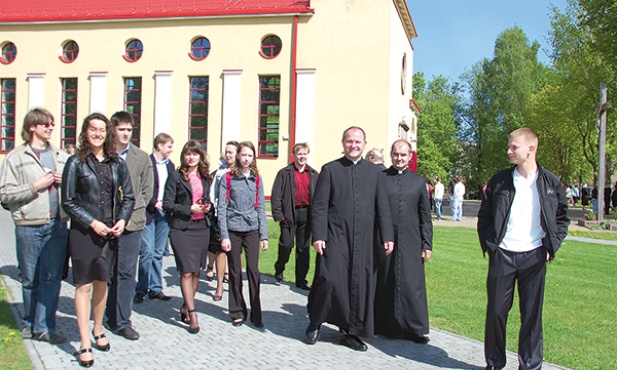  Młodzież z parafii w Nowej Wilejce ze swoim proboszczem ks. Wojciechem Górlickim