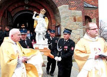  Pożegnanie figury św. Michała Archanioła z Monte Sant`Angelo przed kościołem w Górze św. Jana 