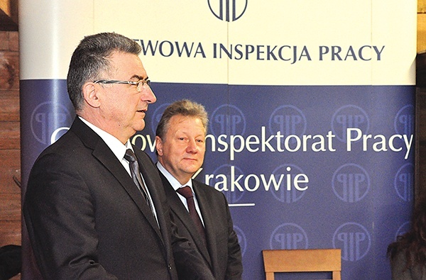  Chodzi o nową kulturę bezpieczeństwa pracy – podkreślają Bernard Karasiewicz, burmistrz Ryglic, i Benedykt Zygadło (z prawej), kierownik o. PIP w Tarnowie