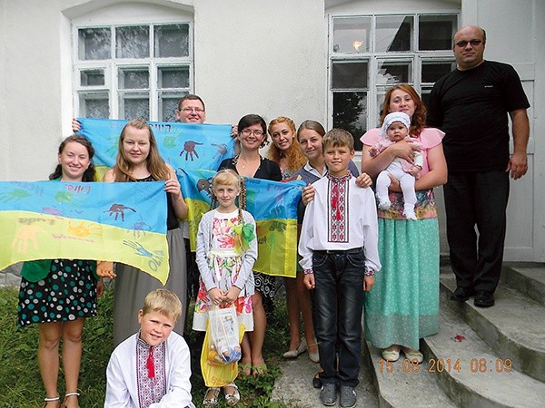 Już po raz czwarty studenci z Wrocławia mają możliwość wyjazdu na Ukrainę. Nocleg i wyżywienie zapewniają opiekunowie, którzy ich goszczą. Wolontariusze pokrywają tylko koszty dojazdu