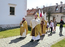  Relikwie wniesiono do świątyni w uroczystej procesji