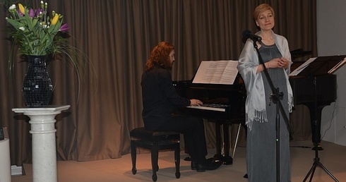 Lilianna Zalesińska i Piotr Szymonowicza w sali koncertowej sannickiego pałacu
