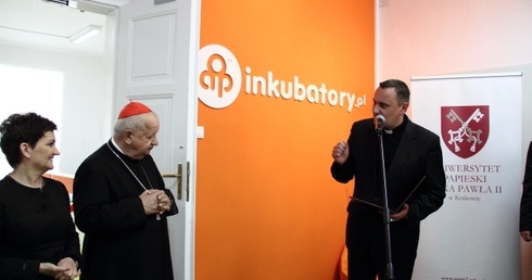 Biznesmeni z papieskiej uczelni