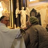 Nabożeństwo kończy się ucałowaniem relikwii św. Antoniego
