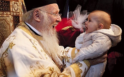  12.04.2015. Konstantynopol (stambuł). Turcja. Ekumeniczny Patriarcha Bartłomiej, honorowy zwierzchnik prawosławia, przytula dziecko po liturgii wielkanocnej. W tym roku prawosławni obchodzili Wielkanoc  tydzień później niż katolicy. 