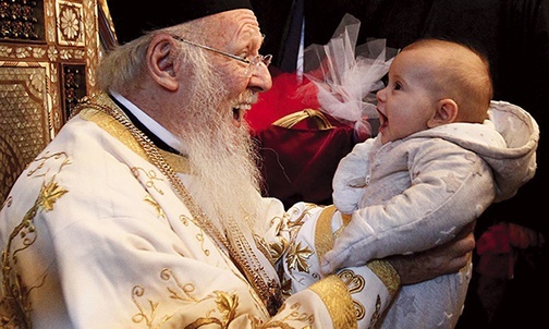  12.04.2015. Konstantynopol (stambuł). Turcja. Ekumeniczny Patriarcha Bartłomiej, honorowy zwierzchnik prawosławia, przytula dziecko po liturgii wielkanocnej. W tym roku prawosławni obchodzili Wielkanoc  tydzień później niż katolicy. 