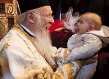  12.04.2015. Konstantynopol (stambuł). Turcja. Ekumeniczny Patriarcha Bartłomiej, honorowy zwierzchnik prawosławia, przytula dziecko po liturgii wielkanocnej. W tym roku prawosławni obchodzili Wielkanoc  tydzień później niż katolicy. 