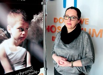   Sylwia Sikorska-Stach przy wejściu do hospicjum domowego dla dzieci