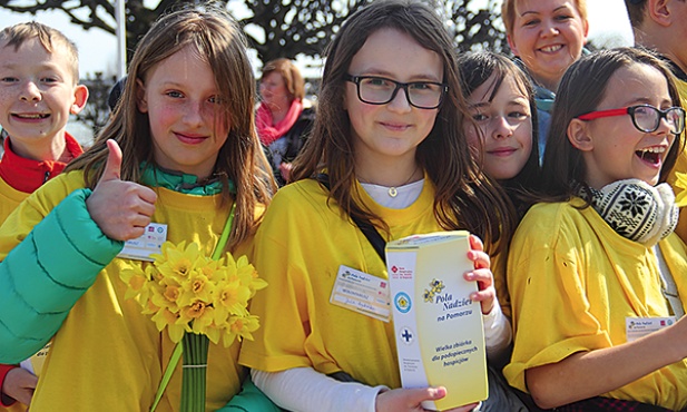  Podczas Pól Nadziei wolontariusze na ulicach, skwerach, przed kościołami czy w centrach handlowych zbierają do puszek pieniądze na rzecz podopiecznych hospicjów