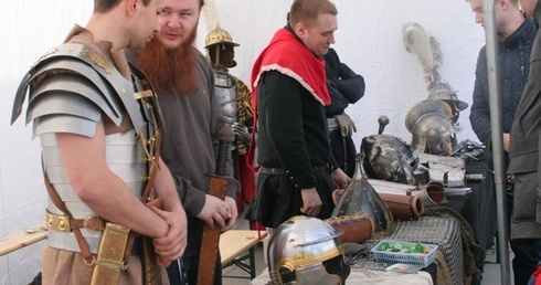 Częstowali szarańczą w czekoladzie