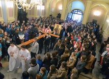 Młodzi wprowadzają symbole ŚDM do kościoła w Jedlińsku