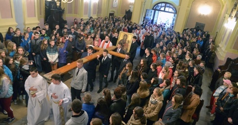 Młodzi wprowadzają symbole ŚDM do kościoła w Jedlińsku