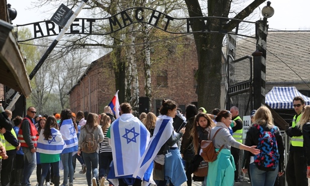 Ważnym przygotowaniem do przejścia Drogą Śmierci, łączącą dwa podobozy Auschwitz, była obecność tam: za bramą "Arbeit macht frei"...
