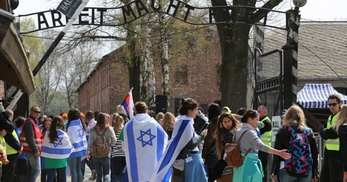 Ważnym przygotowaniem do przejścia Drogą Śmierci, łączącą dwa podobozy Auschwitz, była obecność tam: za bramą "Arbeit macht frei"...