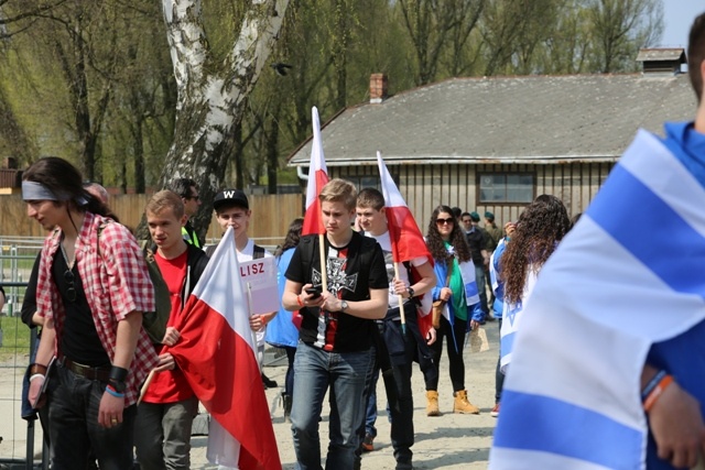 Młodzi uczestnicy Marszu Żywych w Auschwitz I