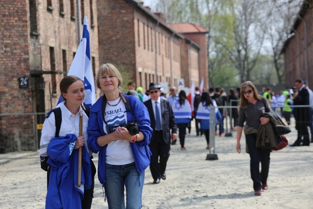 Młodzi uczestnicy Marszu Żywych w Auschwitz I