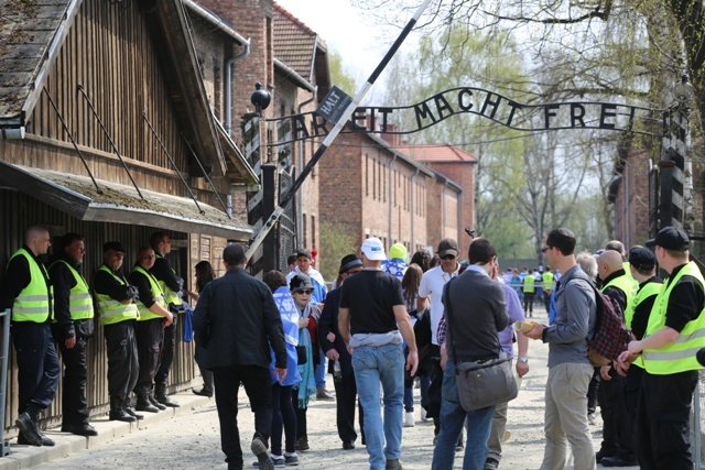 Młodzi uczestnicy Marszu Żywych w Auschwitz I