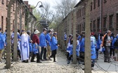 Młodzi uczestnicy Marszu Żywych w Auschwitz I