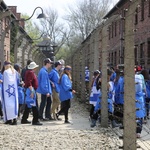 Młodzi uczestnicy Marszu Żywych w Auschwitz I