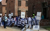 Młodzi uczestnicy Marszu Żywych w Auschwitz I