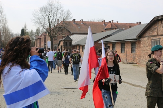 Młodzi uczestnicy Marszu Żywych w Auschwitz I