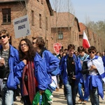 Młodzi uczestnicy Marszu Żywych w Auschwitz I