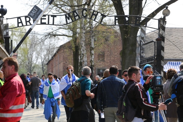 Młodzi uczestnicy Marszu Żywych w Auschwitz I